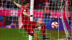 Pemain Bayern Munich Robert Lewandowski membobol gawang Borussia Dortmund dalam lanjutan Bundesliga di Stadion Allianz Arena, Muenchen, Minggu (4/10/2015). Muenchen menang telak 5-1 atas Dortmund. (REUTERS/Michaela Rehle)