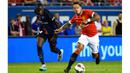  Pemain baru Manchester United, Memphis Depay berusaha melewati hadangan pemain PSG, Blaise Matuidi pada laga International Champions Cup 2015 di Soldier Field, AS, Kamis (30/7) pagi WIB. (USA Today Sports/Reuters/Mike Di Novo)