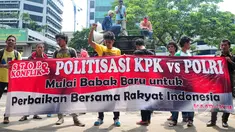 Komunitas Masyarakat Pecinta Kedamaian Indonesia Hakiki (KMP-KIH) menggelar aksi damai di depan gedung KPK, Jakarta, Jumat (27/3/2015). Aksi mereka untuk mendukung pencalonan Komjen Badrodin Haiti sebagai Kapolri.(Liputan6.com/Yoppy Renato)