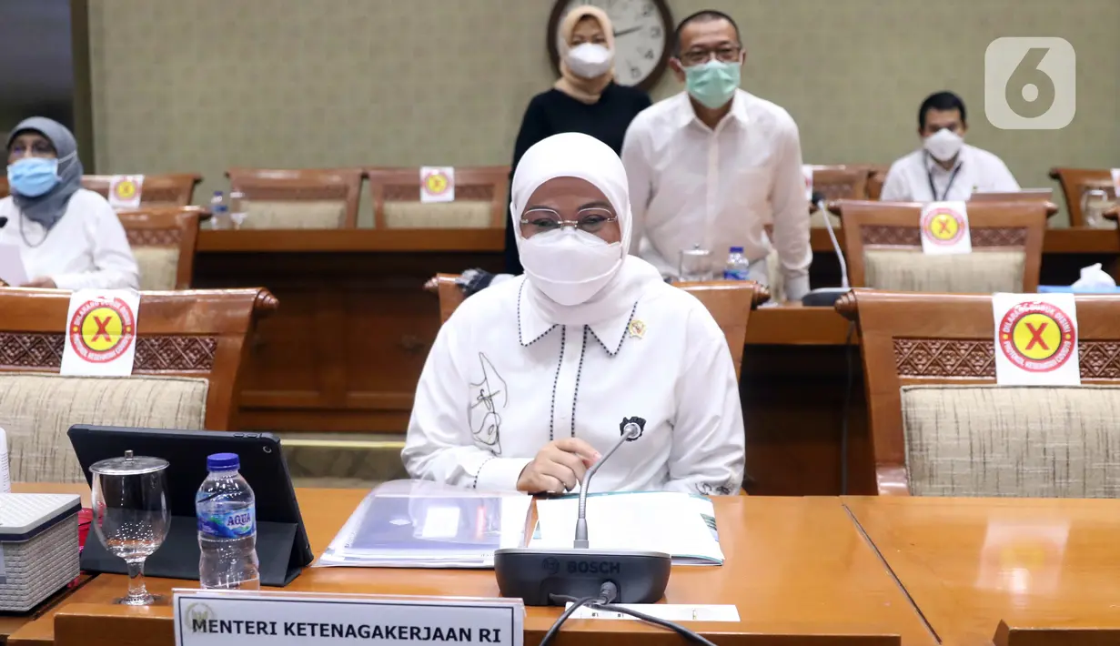 Menteri Ketenagakerjaan Ida Fauziah saat rapat kerja dengan Komisi IX DPR di Kompleks Parlemen, Jakarta, Selasa (9/2/2021). Rapat membahas kesiapan penyelenggaraan program sistem penempatan satu kanal (SPSK) pekerja migran Indonesia (PMI) ke Arab Saudi. (Liputan6.com/Angga Yuniar)