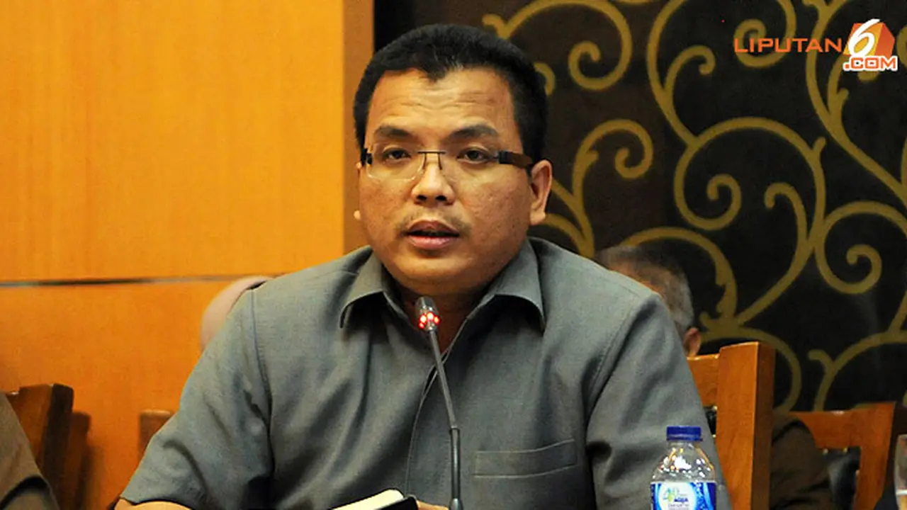 denny-indrayana-130714-b.jpg