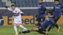 Gelandang FC Midtjylland, Anders Dreyer berebut bola dengan bek Atalanta, Berat Djimsiti pada matchday kelima Grup D, Liga Champions di Atleti Azzurri d'Italia, Rabu (2/12/2020) dini hari WIB. Atalanta menahan imbang wakil Denmark, Midtjylland 1-1. (Stefano Nicoli/LaPresse via AP)