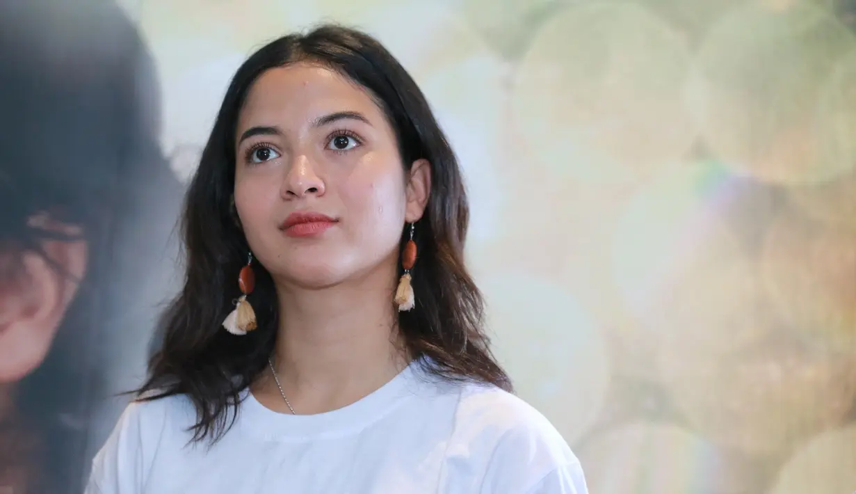 Lantas seperti apa penjelasan Putri terkait pernikahannya yang terkesan mendadak tersebut. Saat ditemui di kawasan Kemang, Jakarta Selatan Rabu (7/3) Putri menjelaskan keputusannya menikah cepat. (Adrian Putra/Bintang.com)