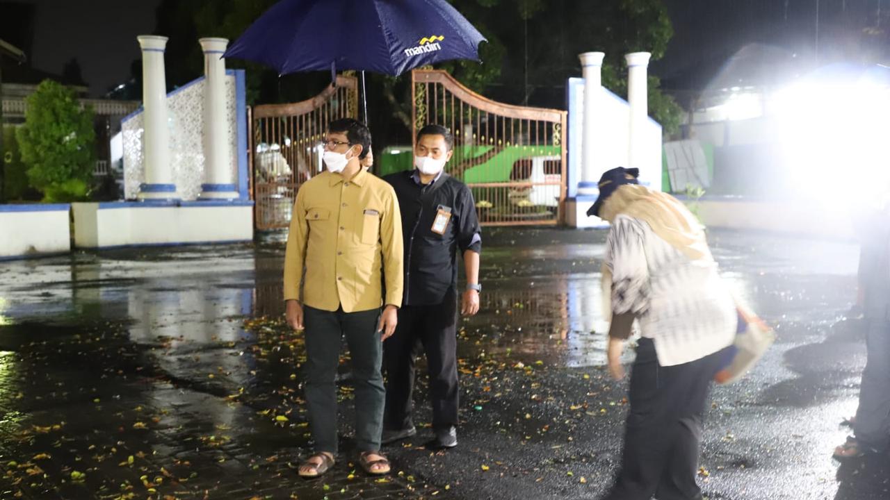 Wabup Garut Helmi Budiman menyaksikan langsung uji coba pengasapalan jalan berbahan aspal plastik di ruas jalan kabupaten Garut, Jawa Barat.