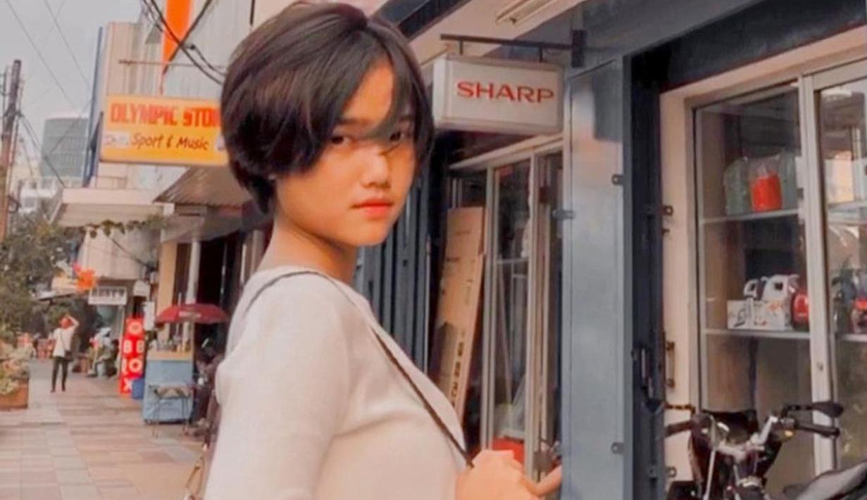 Seperti kebanyakan remaja, Fuji juga menjadikan artis-artis Korea sebagai trendsenter-nya. Fuji sempat mengikuti tren rambut cepak ala artis Korea. Parasnya yang cantik ini disebut mirip dengan Nike Ardila.(Liputan6.com/IG/@fuji_an)