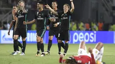 Para pemain Real Madrid merayakan kemenangan atas Manchester United pada laga Piala Super Eropa di Stadion Philip II, Skopje, Selasa (8/8/2017). Real Madrid menang 2-1 atas Manchester United. (AFP/Nikolay Doychinov) 