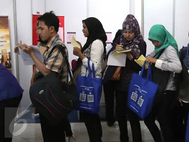 Sejumlah pencari kerja mengantri untuk mendaftarkan lamaran mereka pada bursa kerja di Jakarta, Jumat (11/3). Menurut BPS, tumbuhnya investasi di indonesia bisa menciptakan banyak lapangan pekerjaan. (Liputan6.com/Angga Yuniar)