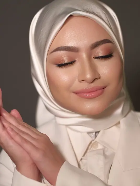 Tak hanya gaya busananya, makeup Nathalie Holscher juga terllihat memesona. Kali ini ia tampil dengan makeup flawless yang memberikan kesan anggun. Pesona cantiknya juga semakin terpancar dalam pemotretan ini.(Liputan6.com/IG/@nathalieholscher)