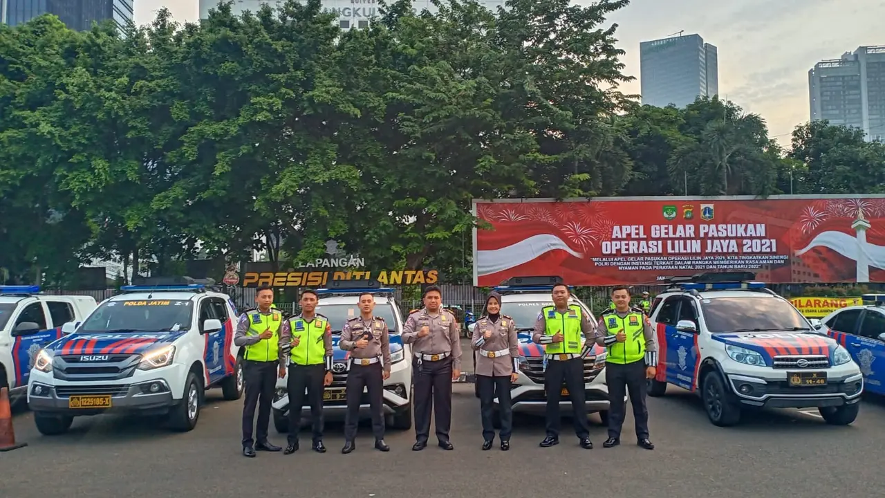 mobil Incar Ditlantas  Polda Jatim bantu amankan Jakarta dalam Operasi Lilin Jaya Tahun 2021. (Dian Kurniawan/Liputan6.com)