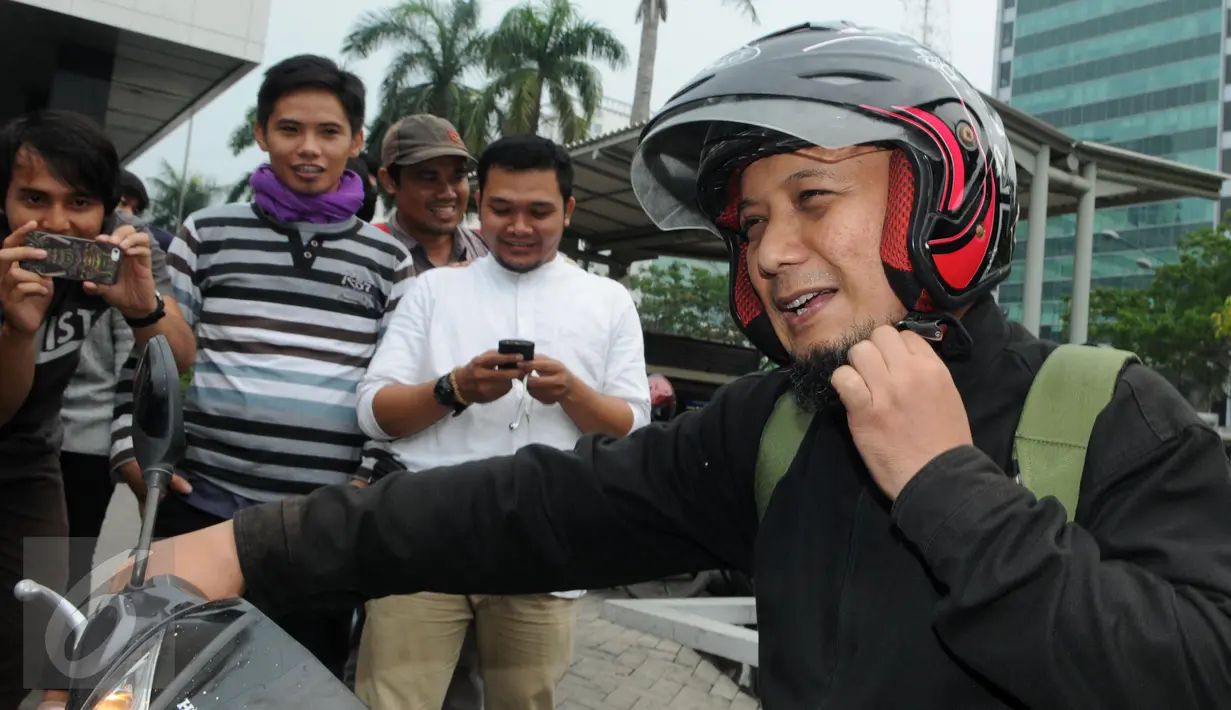 Penyidik senior KPK, Novel Baswedan  saat akan meninggalkan Gedung KPK menggunakan motor, Jakarta, Jumat (4/12). Novel akhirnya tidak jadi ditahan oleh Kejaksaan Bengkulu dan kembali ke Jakarta didampingi oleh kuasa hukumnya. (Lputan6.com/Helmi Afandi) 