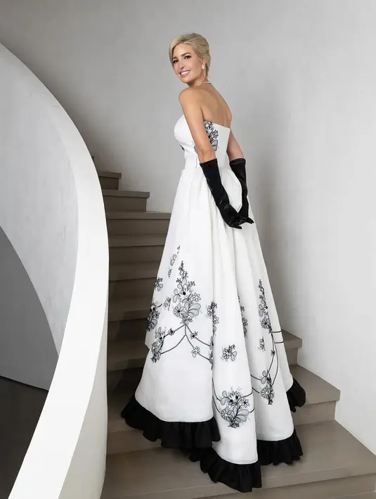 Lengkapi tampilan ala princess-nya, Ivanka mengenakan gloves hitam dan kalung berlian. [@ivankatrump]