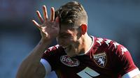 Striker Torino, Andrea Belotti, merayakan gol yang dicetaknya ke gawang AS Roma pada laga Serie A di Stadion Grande Torino, Turin, Minggu (25/9/2016). (AFP/Marco Bertorello)