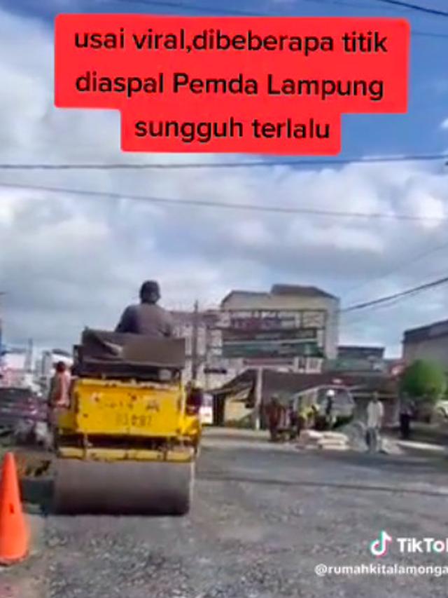 Jalan Lampung yang Rusak Mulai Diperbaiki Setelah Dikritik, Warga ‘Terima Kasih Bima'. ©2023 Merdeka.com/tiktok.com/umahkitalamongan