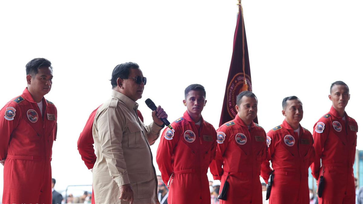 Menhan Prabowo Banggakan Tim Aerobatik Jupiter TNI AU