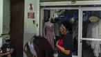 Warga berjalan melewati toko pakaian pribadi yang tutup di Havana, Kuba, Sabtu, 11 November 2023. (AP Photo/Ramon Espinosa)