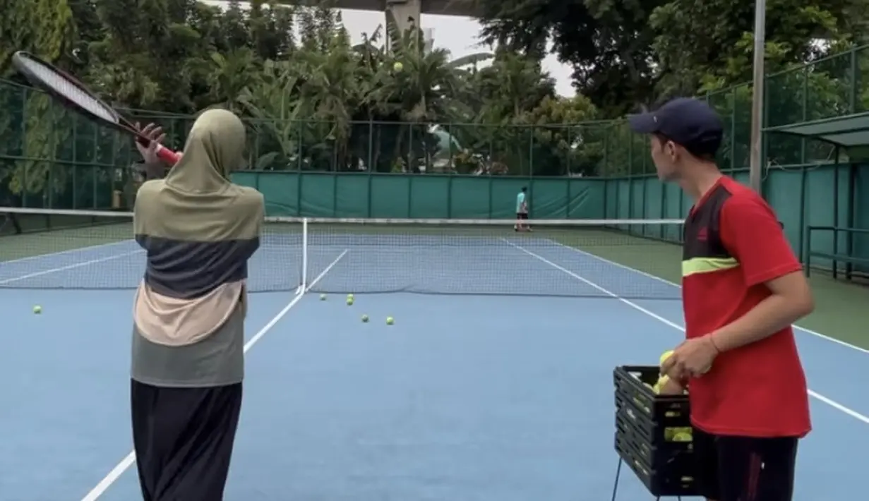 Meski tampil tertutup, Natasha pun dengan bebas bergerak kesana kemari tanpa kesulitan. Penampilannya tersebut menjadi sorotan netizen. Pujian mengalir di akun Instagramnya karena Natasha istiqomah memakai baju syar'i di manapun ia berada. (@natasharizkynew)