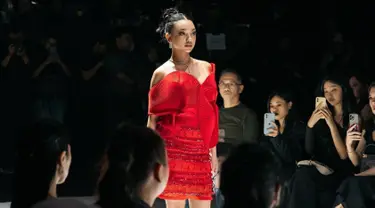 Naura Ayu didaulat sebagai salah satu model dalam peragaan busana Jakarta Food and Fashion Festival (JF3). Naura tampil cantik dengan dress warna merah dan rambut disanggul. Kalung yang dikenakannya mendukung penampilannyaa jadi makin menarik. Usianya masih 19 tahun, namun artis dengan lengkap Adyla Rafa Naura Ayu ini semakin bersinar dengan sederet karyanya. (Liputan6.com/IG/@naura.ayu)