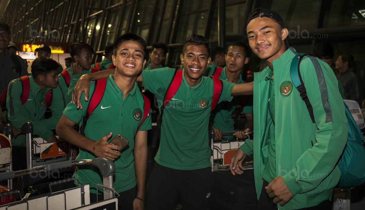 Para pemain Timnas Indonesia U-16 foto bersama saat tiba di Bandara Soetta, Tangerang, Sabtu (23/9/2017). Timnas U-16 berhasil meraih hasil sempurna pada kualifikasi Piala Asia U-16 di Thailand. (Bola.com/Vitalis Yogi Trisna)