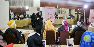 Selama menjalani karantina, para kontestan Puteri Muslimah Indonesia 2017 mengikuti berbagai pelatihan. Salah satu diantaranya pembekalan make up wanita muslim. (Adrian Putra/Bintang.com)