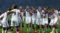Para pemain Timnas Jerman menari bersama merayakan gelar juara Piala Dunia 2014 di Stadion Maracana, Rio de Janeiro, (14/7/2014). (REUTERS/Eddie Keogh)  