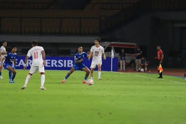 Momen Persib Bandung kalahkan Malut United FC pada pekan ke-14 BRI Liga 1 2024/2025 di Stadion GBLA, Kota Bandung, Jumat (13/12/2024) malam. (Erwin Snaz/Bola.com)