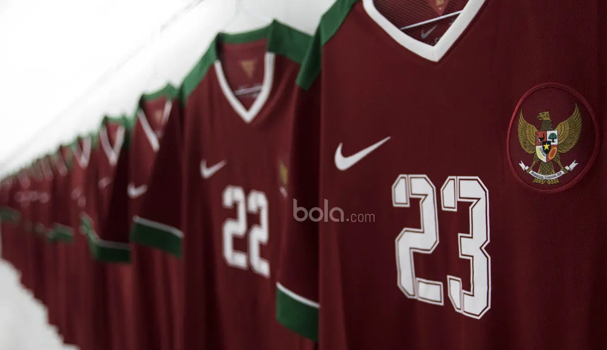 Sejumlah jersey Timnas Indonesia dipersiapkan di ruang ganti sebelum pertandingan uji coba melawan Puerto Rico di Stadion Maguwoharjo, Sleman, Selasa (13/6/2017). Ruang ganti merupakan tempat sakral bagi tim sepak bola. (Bola.com/Vitalis Yogi Trisna)