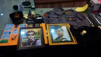 Beberapa barang bukti disita dari polisi gadungan yang ditangkap ‎di kawasan Cinangka, Pamulang, Tangerang Selatan. (Liputan6.com/Nafiysul Qodar)