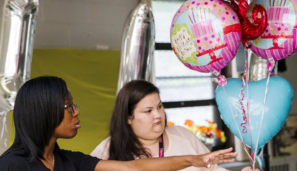 Pekerja menyiapkan balon untuk perayaan ulang tahun ke-116 Susannah Mushatt Jones yang dikenal sebagai "Miss Susie" di Brooklyn borough, New York, 7 Juni 2015. Miss Susie dinobatkan sebagai wanita tertua di dunia. (REUTERS/Lucas Jackson)