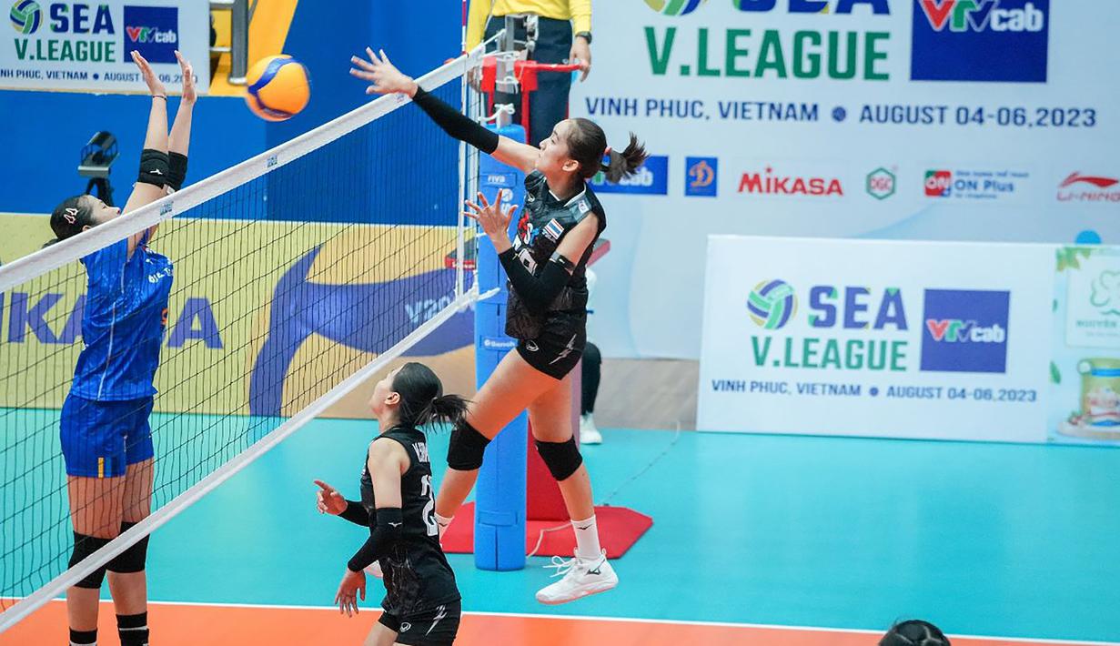 <p>Pemain Timnas bola voli putri Thailand, Thanapan Wimonrat melepaskan spike saat menghadapi Indonesia pada laga putaran pertama SEA V League 2023 di Vinh Phuc Gymnasium, Hanoi, Vietnam, Jumat (4/8/2023). Thailand menang 3-0 (26-24, 26-24, 25-20) atas Indonesia. (Dok. SEA V League 2023)</p>