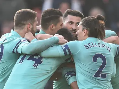 Selebrasi pemain Arsenal merayakan gol pembuka pada menit ke-30 lewat gol bunuh diri pemain Bournemouth, Jeffersn Lerma pada laga lanjutan Premier League yang berlangsung di stadion Dean Court, Inggris, Minggu (25/11).  Arsenal menang 2-1. (AFP/Glyn Kirk)