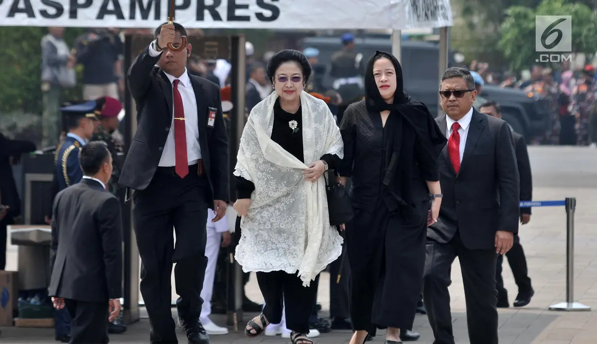 Presiden ke-5 RI Megawati Soekarnoputri (dua kiri) didampingi anaknya Puan Maharani menghadiri pemakaman Presiden ke-3 RI BJ Habibie di TMP Kalibata, Jakarta, Kamis (12/9/2019). Habibie meninggal pada usia 83 tahun karena gagal jantung dan menua. (merdeka.com/Iqbal Nugroho)