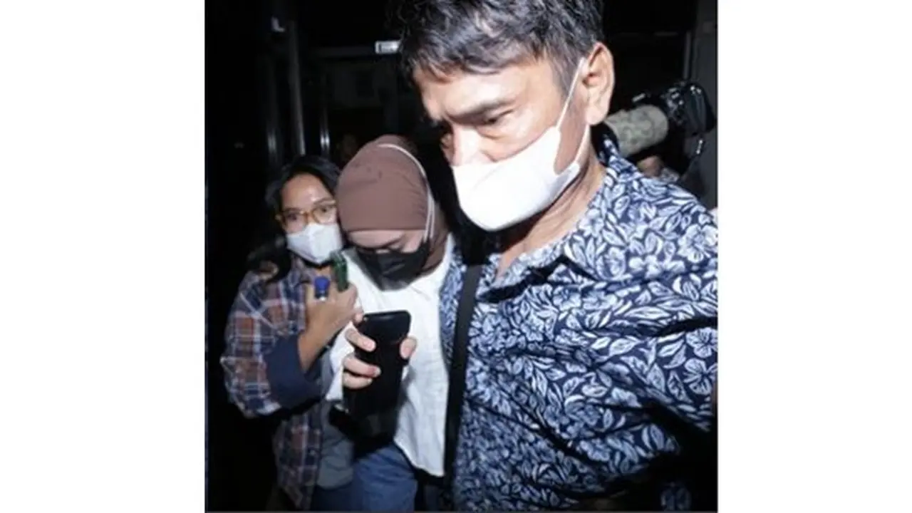 6 Potret Ayah Lesti Kejora Dampingi Sang Anak ke Polres, Wajah Tegarnya Disorot