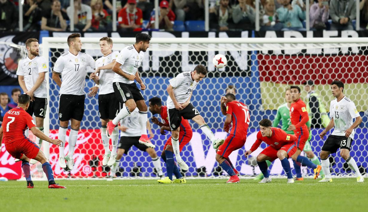 Striker Cile, Alexis Sanchez, melepaskan tendangan bebas pada laga final Piala Konfederasi 2017 di Stadion Saint Petersburg, Rusia, Minggu (3/7/2017). Jerman menang 1-0 atas Cile. (EPA/Yuri Kochetkov)