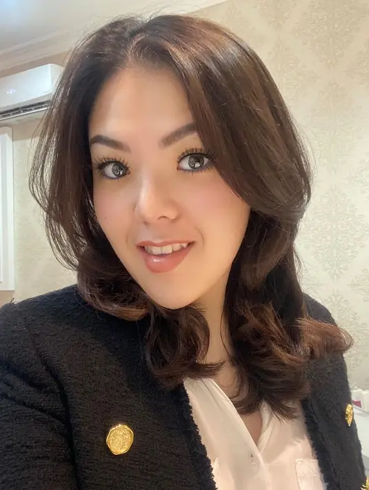 Menginjak usia 28 tahun, Tina Toon makin memesona dan sukses bikin pangling, apalagi kini ia menjabat sebagai anggota DPRD DKI Jakarta. (Instagram/tinatoon101).