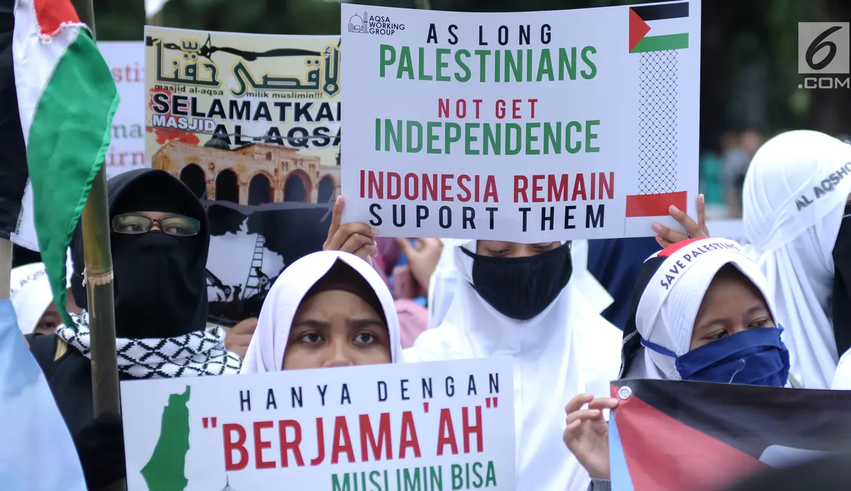 Massa membentangkan tulisan saat berunjuk rasa di depan Kedubes AS Jalan Medan Merdeka Selatan, Jakarta, Selasa (3/4). Aksi ini dukungan moral kepada rakyat Palestina yang ingin pulang ke tanah kelahiran. (Liputan6.com/Helmi Fithriansyah)