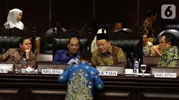 Ketua DPD La Nyalla Mahmud Mattalitti ( kanan) bersama wakil ketua DPD Nono Sampono (tengah) Sultan Bachtiar Najamudi (kiri) dan Mahyudin (kanan) saat memimpin jalannya rapat paripurna di gedung Nusantara V, kompleks MPR/DPR, Senayan, Jakarta, Rabu (2/10/2019). (Liputan6.com/Johan Tallo)