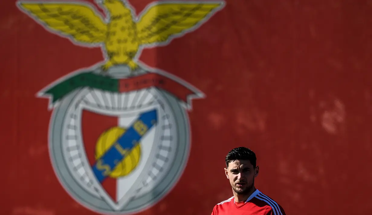 Para pemain Benfica mengambil bagian dalam sesi latihan di tempat latihan Kampus Benfica di Seixal dekat Lisbon (22/2/2022). Benfica akan bertanding melawan melawan Ajax pada leg pertama babak 16 besar Liga Champions di Estadio da Luz. (AFP/Patricia De Melo Moreira)