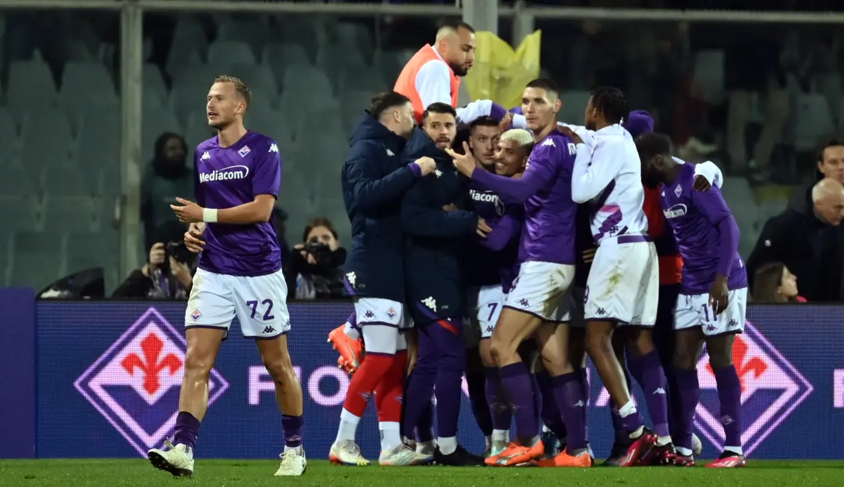 Para pemain Fiorentina merayakan gol ke gawang Torino pada pertandingan sepak bola perempat final Coppa Italia di Stadion Artemio Franchi, Florence, Italia, 1 Februari 2023. Fiorentina mengalahkan Torino dengan skor 2-1 dan berhasil melaju ke babak semifinal Coppa Italia. (Massimo Paolone/LaPresse via AP)