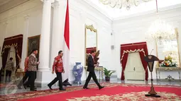 Presiden Jokowi (kanan) bersama Ketum PAN Zulkifli Hasan dan Ketum Hanura Wiranto bersiap memberi keterangan di Istana Negara, Jakarta, Rabu (2/9/2015). PAN menyatakan resmi bergabung dengan koalisi partai pendukung pemerintah.(Liputan6.com/Faizal Fanani)
