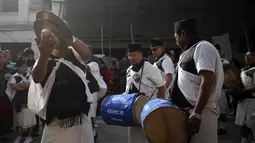 Alat-alat musik dibunyikan saat parade "Tamu Losar", Kathmandu, Nepal, Jumat (30/12). Parade tersebut digelar untuk menyambut pergantian tahun. (AP Photo / Niranjan Shrestha)