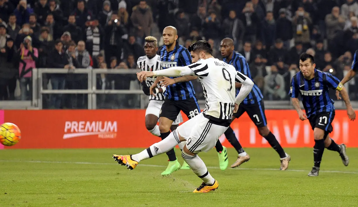 Penyerang Juventus, Alvaro Morata saat melakukan penalti melawan Inter Milan dalam pertandingan leg pertama Coppa Italia di Stadion Olympic, Turin, (28/1/2016). Juventus menang atas Inter Milan dengan skor 3-0. (REUTERS/Giorgio Perottino)