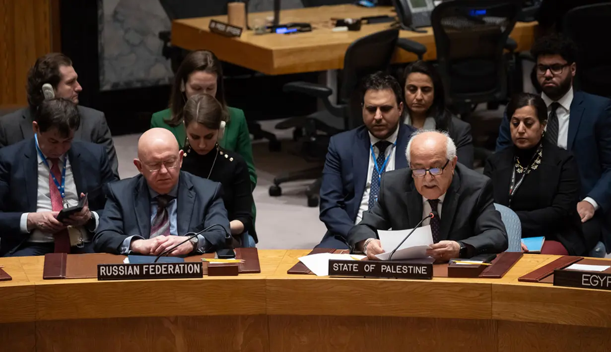 Rusia, yang menginginkan kritik lebih keras terhadap Israel dalam resolusi itu, juga abstain dalam pemungutan suara. Rusia menyebut draf akhir resolusi yang mencantumkan amandemen yang diusulkan oleh Washington sebagai "sangat dikebiri" dan "tak bergigi." (AP Photo/Yuki Iwamura)