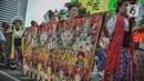 Sejumlah penari dari Yayasan Belantara Budaya Indonesia menampilkan tarian tradisional saat Parade Budaya dalam pelaksanaan Car Free Day di kawasan Bundaran HI, Jakarta, Minggu (10/9/2023). (Liputan6.com/Faizal Fanani)