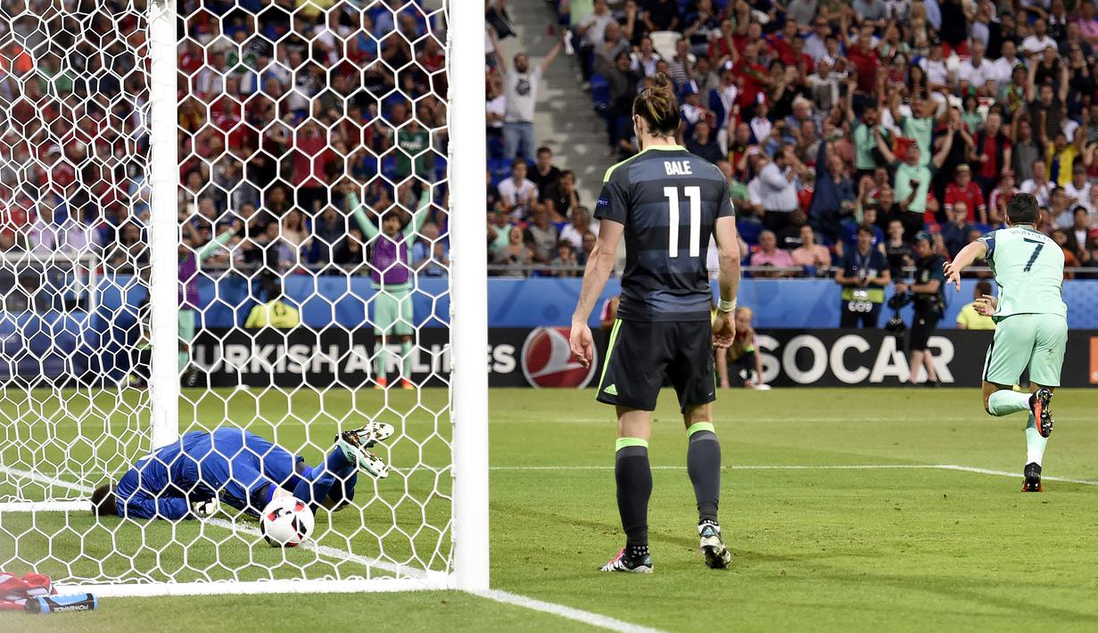 Gol ke-9 Cristiano Ronaldo dicetak pada laga semifinal Euro 2016 melawan Wales di Parc Olympic Lyonnais, Lyon (6/7/2016). Gol terjadi di menit ke-50 yang membawa Portugal memimpin 1-0. Hasil akhir Portugal menang 2-0 dan lolos ke final dan menjadi juara. (Foto: AFP/Miguel Medina)
