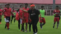 Raja Isa memimpin langsung seleksi pemain Blitar United di Stadion Soeprijadi Kota Blitar, Kamis (1/2/2018). (Bola.com/Gatot Susetyo)