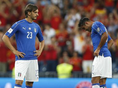 Para pemain Italia tampak kecewa usai takluk dari Spanyol pada laga kualifikasi piala dunia 2018 di Stadion Santiago Bernabeu, Madrid, Sabtu (2/9/2017). Spanyol menang 3-0 atas Italia. (AP/Francisco Seco)