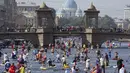 Orang-orang mengayuh papan stand-up paddle (SUP) mereka di Sungai Fontanka selama yang diberi nama Festival Fontanka-SUP di Sungai Moyka, St. Petersburg, Rusia, Sabtu, 6 Agustus 2022. Para peserta  tampak menikmati menghabiskan waktu dengan mendayung menyusuri sungai. (AP Photo/Dmitri Lovetsky)