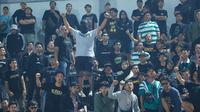 Suporter PSS Sleman saat melawan Dewa United pada laga pekan ke-15 BRI Liga 1 di Stadion Indomilk Arena, Tangerang, Jumat (6/10/2023). PSS Sleman kalah dengan skor 1-3. (Bola.com/M. Iqbal Ichsan)