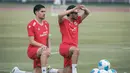Pemain Timnas Indonesia, Kevin Diks (kiri) dan Nathan Tjoe-A-On (kanan) mengikuti sesi latihan terakhir jelang lawan Mozambik di Lapangan Madya, Senayan, Jakarta, pada Senin (8/6/2026). (Bola.com/Abdul Aziz)