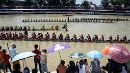 Pacu Jalur merupakan lomba dayung tradisional khas daerah Kuantan Singingi (Kuansing) yang hingga sekarang masih ada dan berkembang serta menjadi tren di Provinsi Riau. (Wahyudi/AFP)